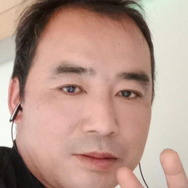 忐忑深拥西装的照片