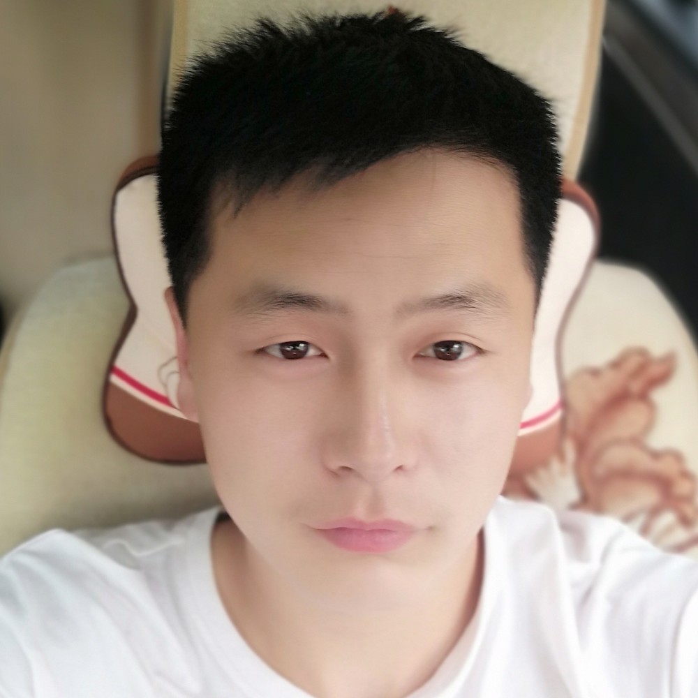 清秀倾心长颈鹿的照片