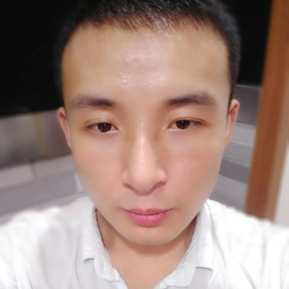 一双拖鞋的照片