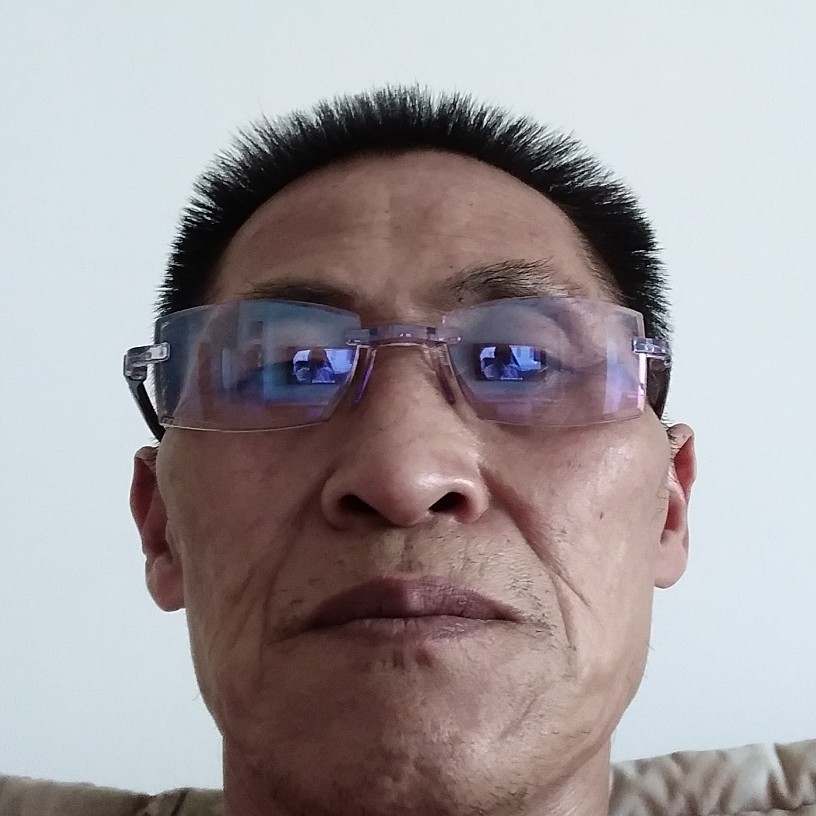 帅哥拿强健的照片