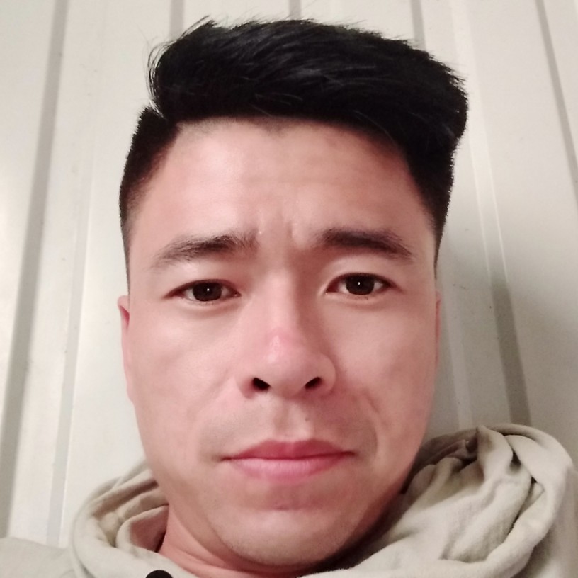 欣慰漫步楼房的照片