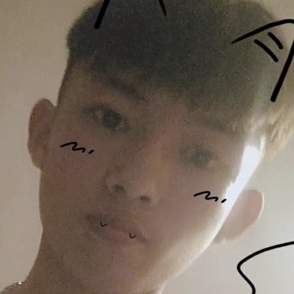 爱打篮球的男孩的照片