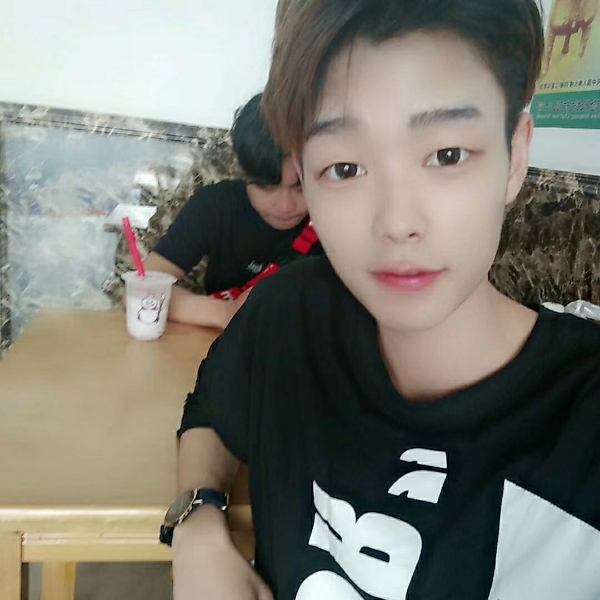 4块5男孩的照片