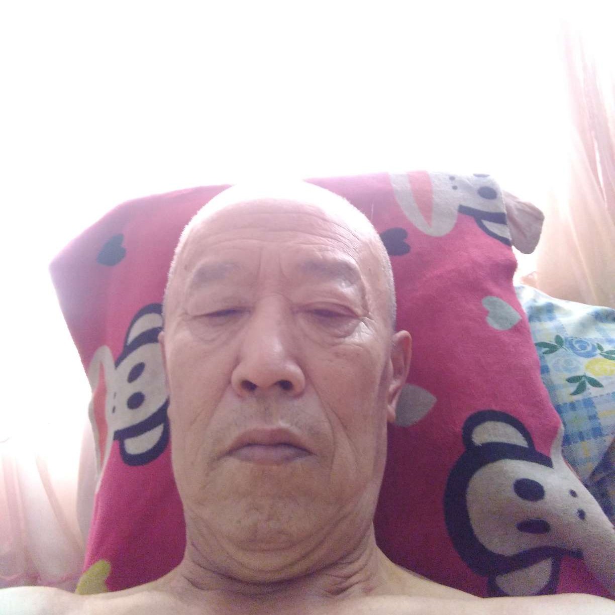 激动拿唇膏的照片