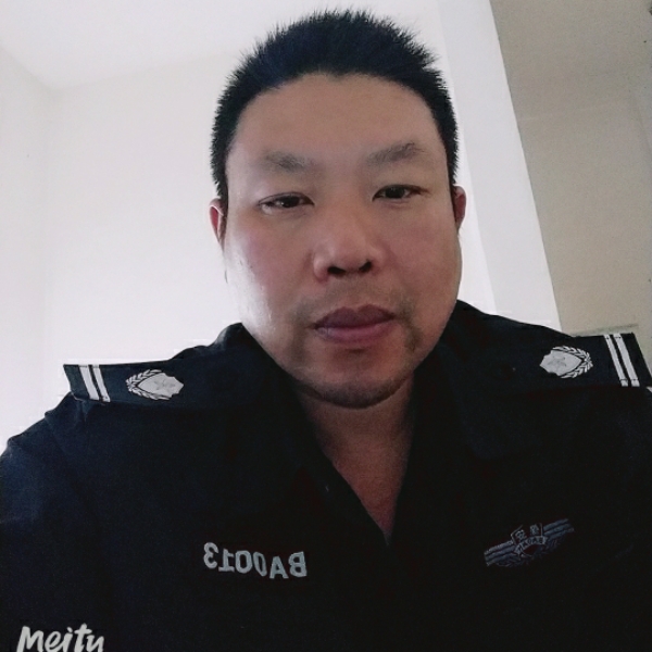 狂风扫落叶。的照片