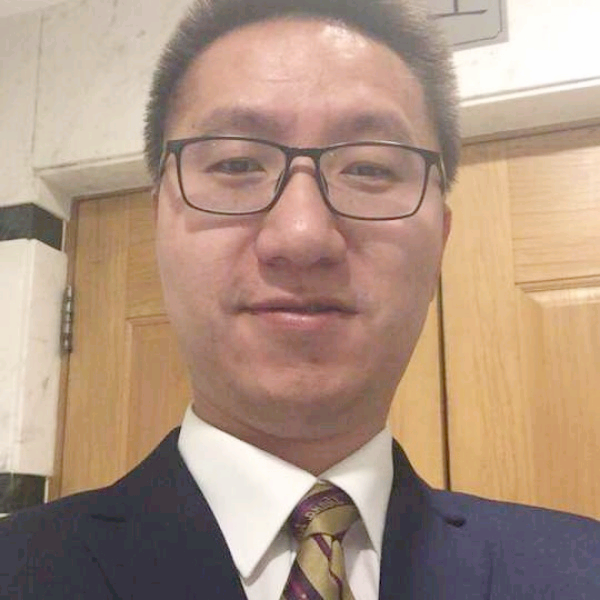蓝天碧绿的照片