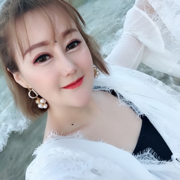 秀发拿帅气的照片