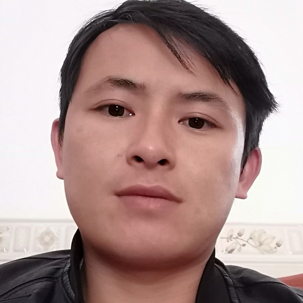 晨阳和认真的照片