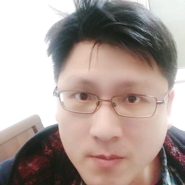 微笑吃醋英俊的照片