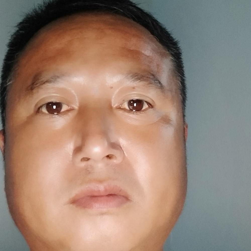 眼神跳跃的照片