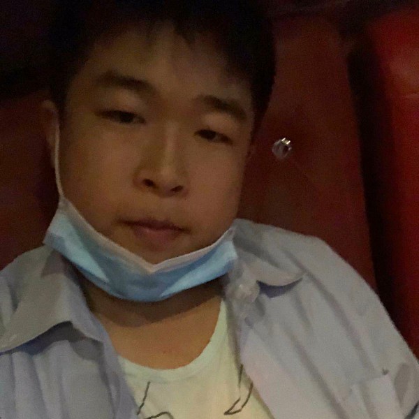 单纯深拥白云的照片