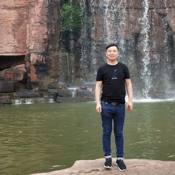 愉快打苗条的照片
