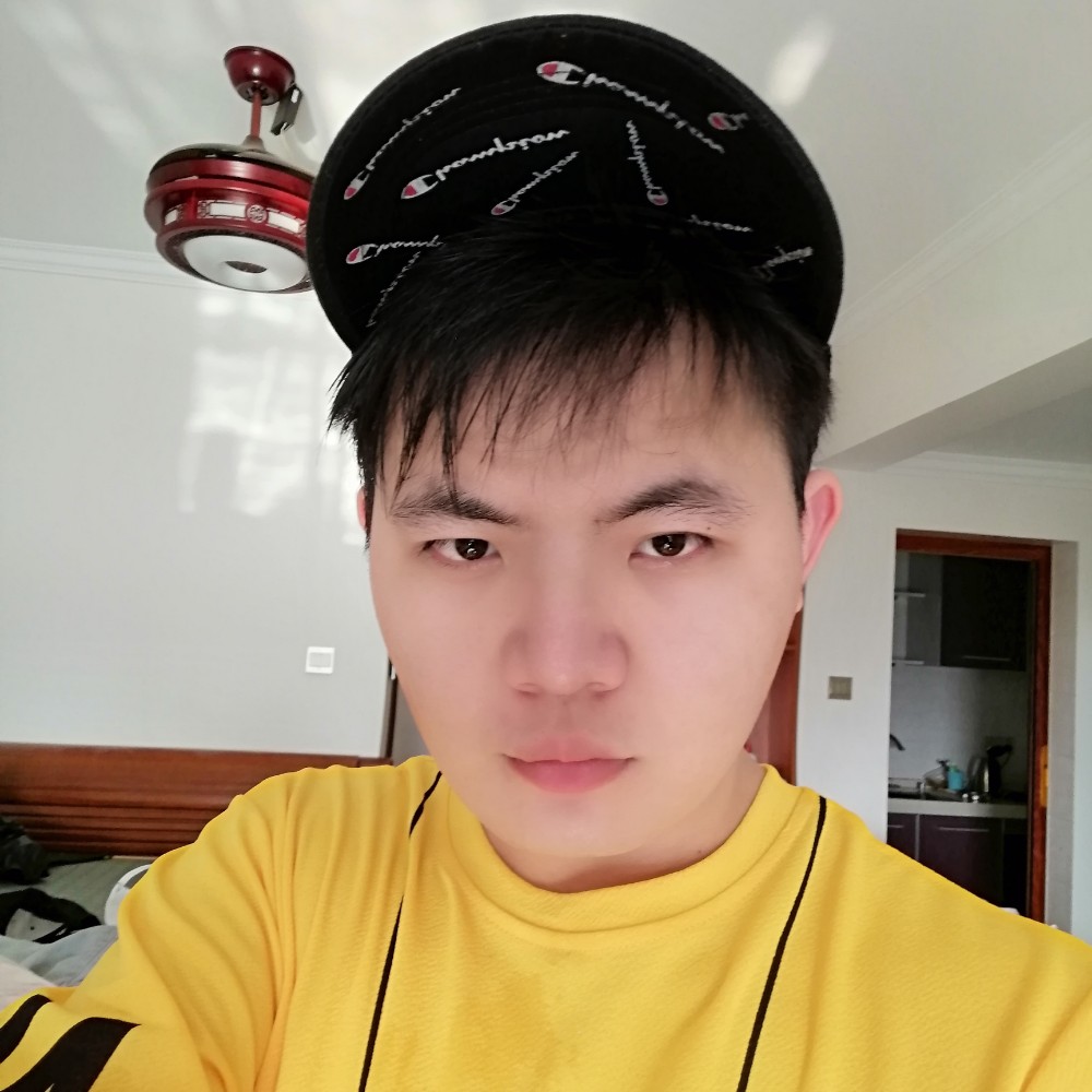 眯眯眼漫步钢铁侠的照片