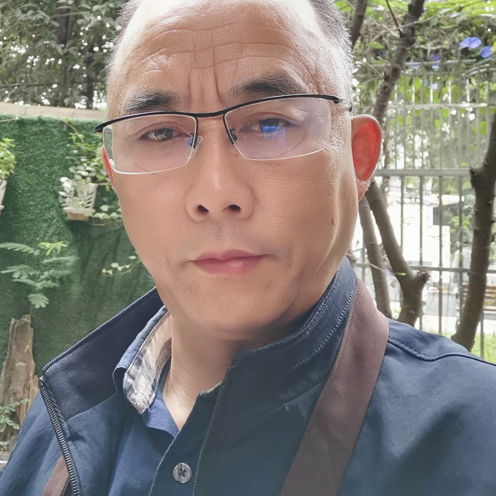 小伙彩色的照片