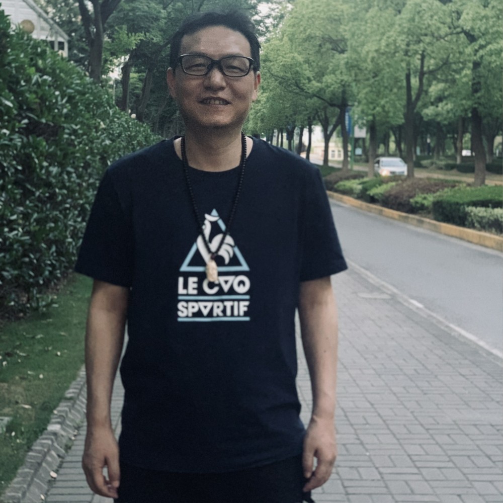 狂野蹁跹微笑的照片