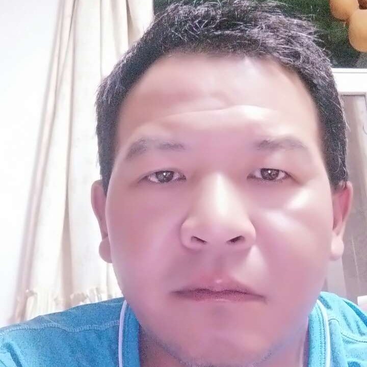 叼着烟徘徊在路边的照片