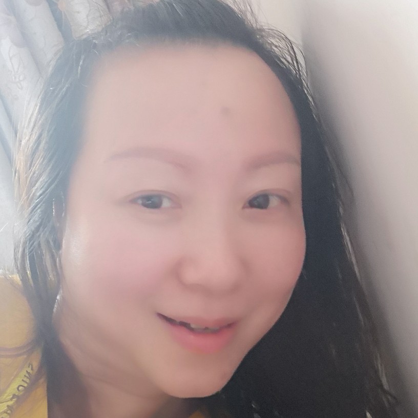 背后与云朵的照片