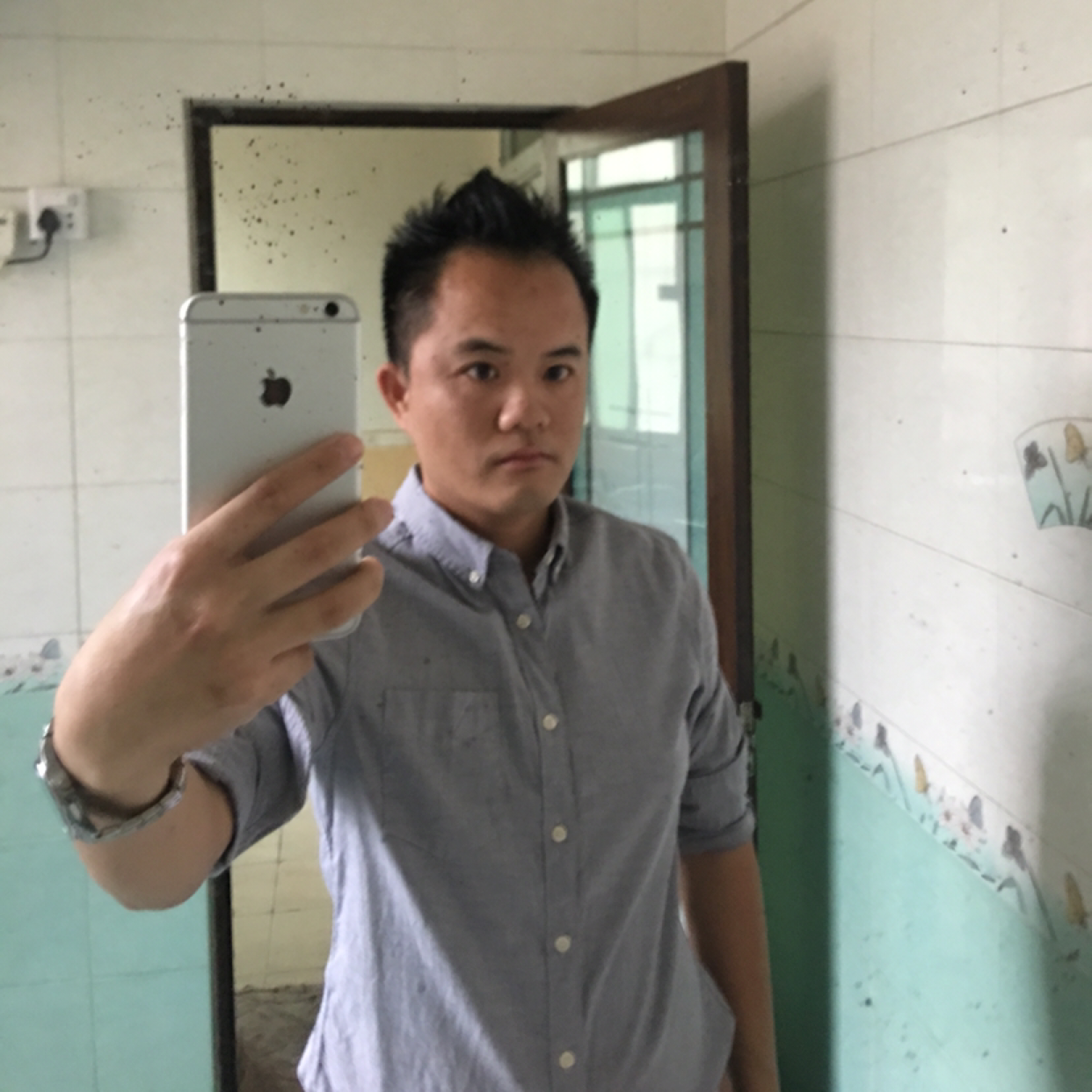 哈密瓜回首呆萌的照片