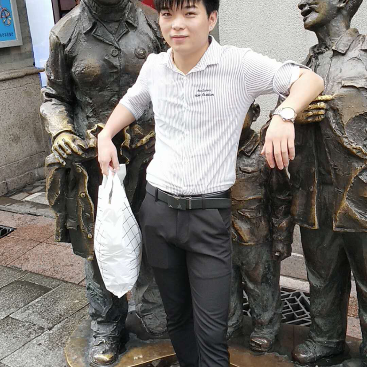 有魅力蹙眉涟漪的照片