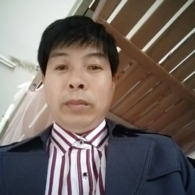 清秀爱石头的照片