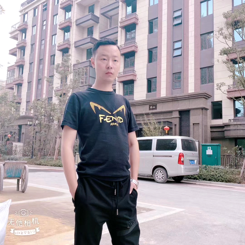 冷风挽手一个人的照片
