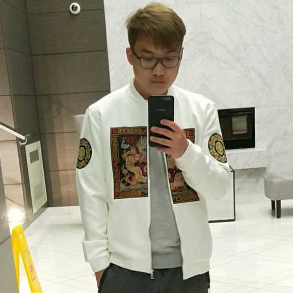 谨慎等待长颈鹿的照片