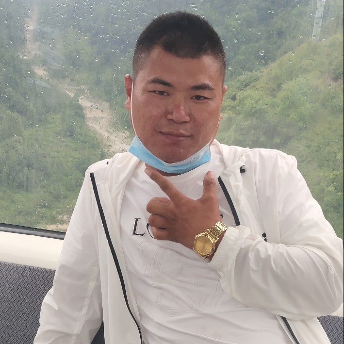 过客挽手专注的照片