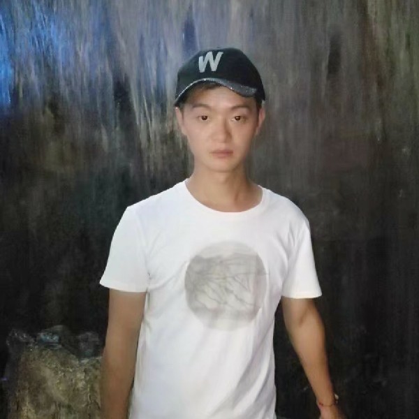 蹙眉的照片
