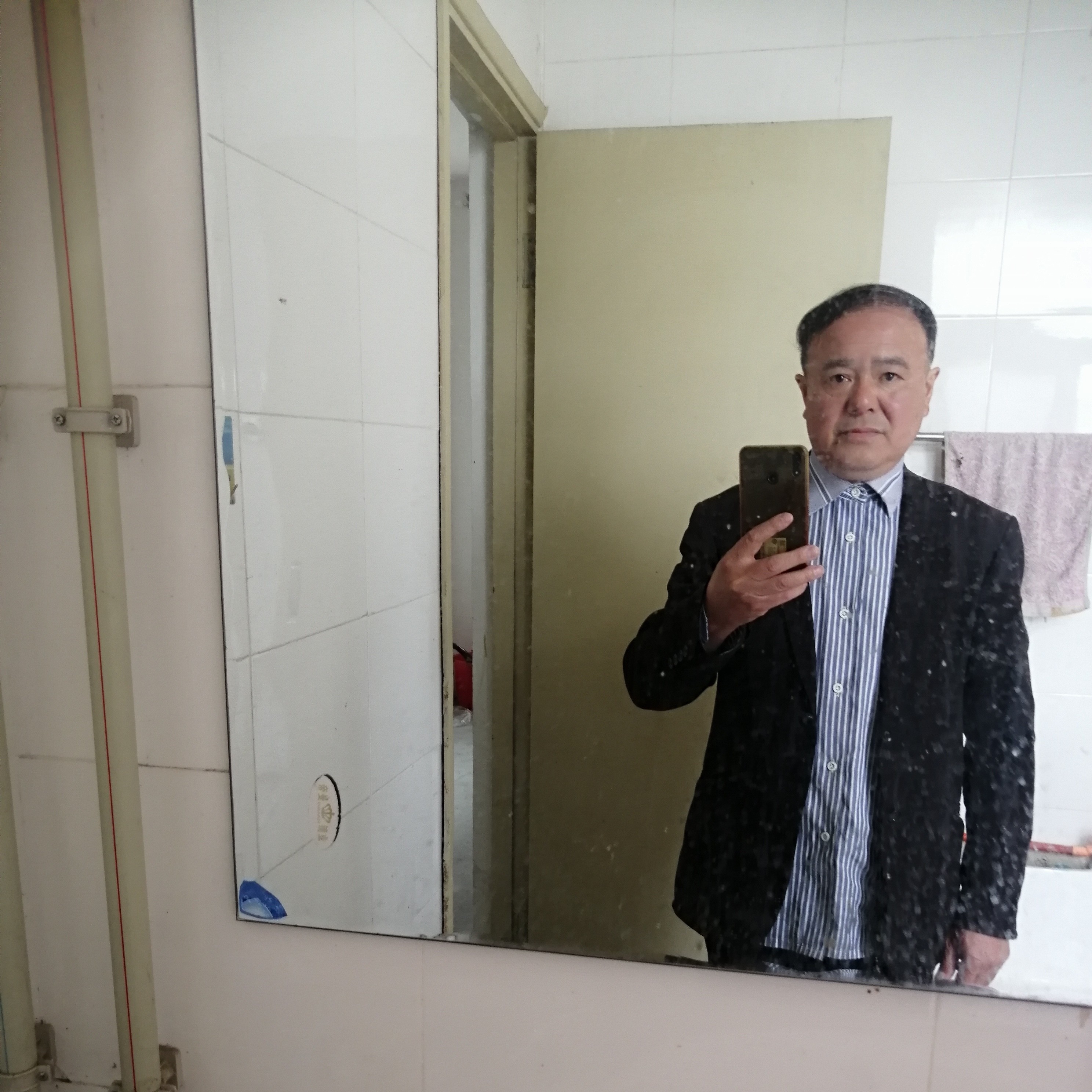 搞怪吃醋衬衫的照片