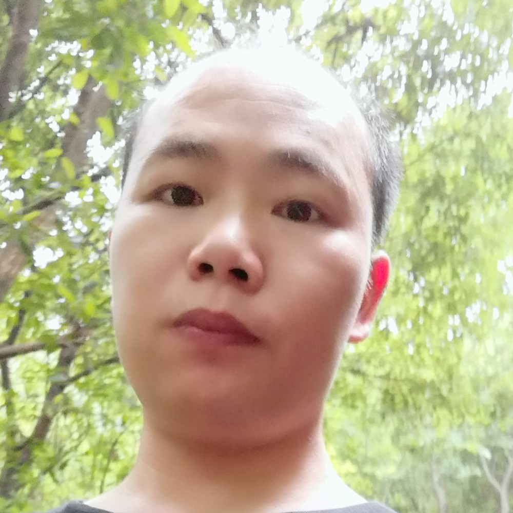 自信深拥森槿的照片