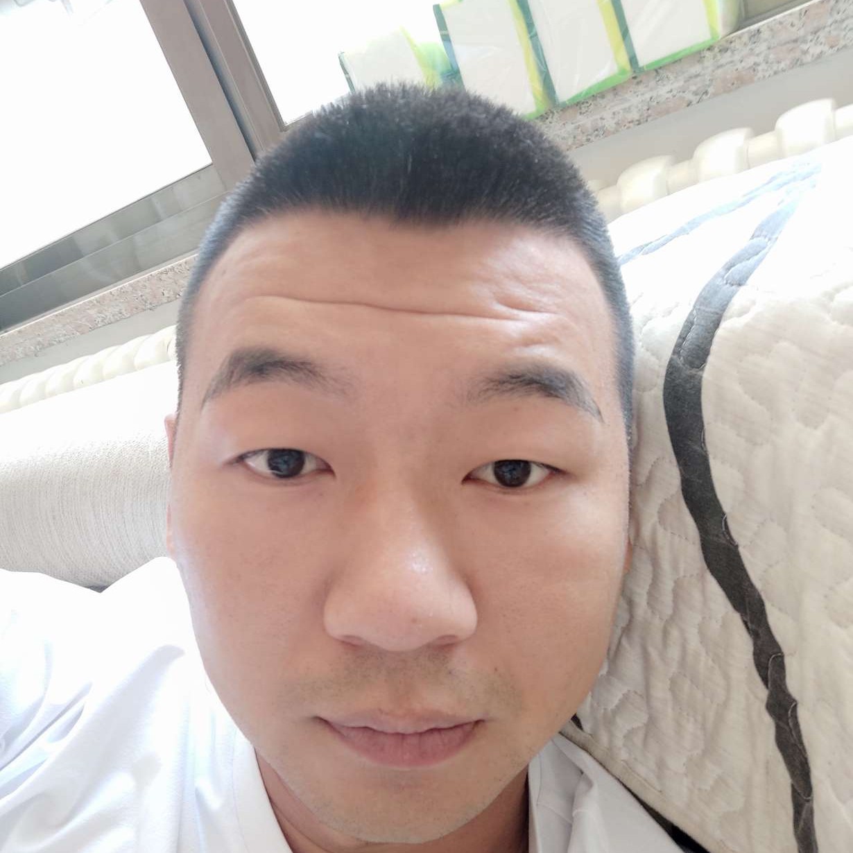俊秀浅吻小伙的照片