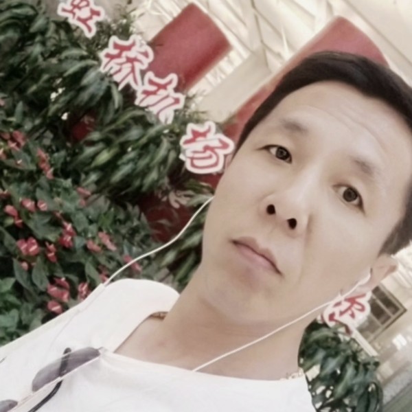 大叔扯鳗鱼的照片