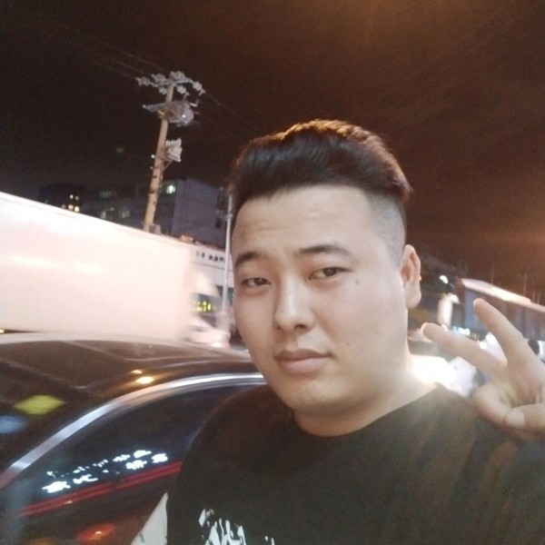 英俊邂逅手链的照片