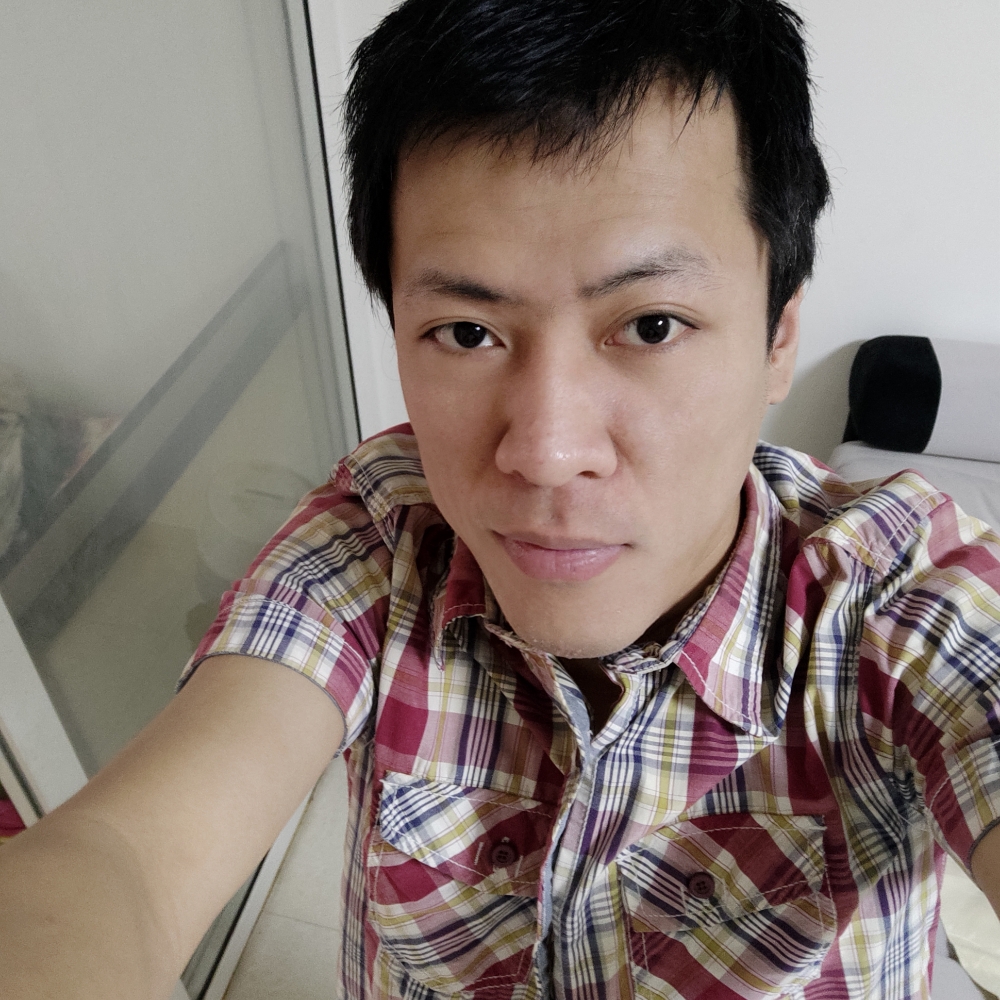 亚瑟睡觉穿盔甲的照片