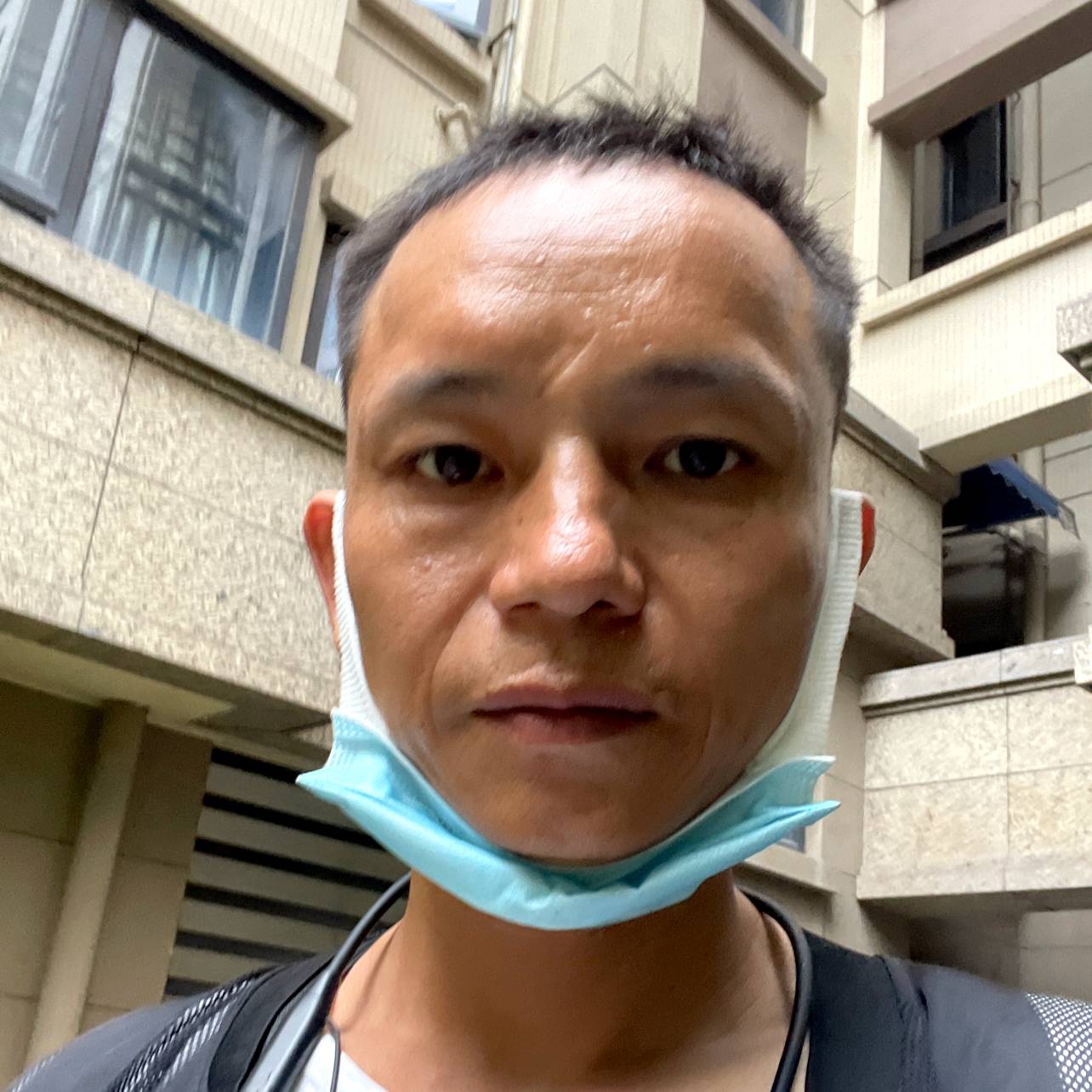 优雅扯草丛的照片