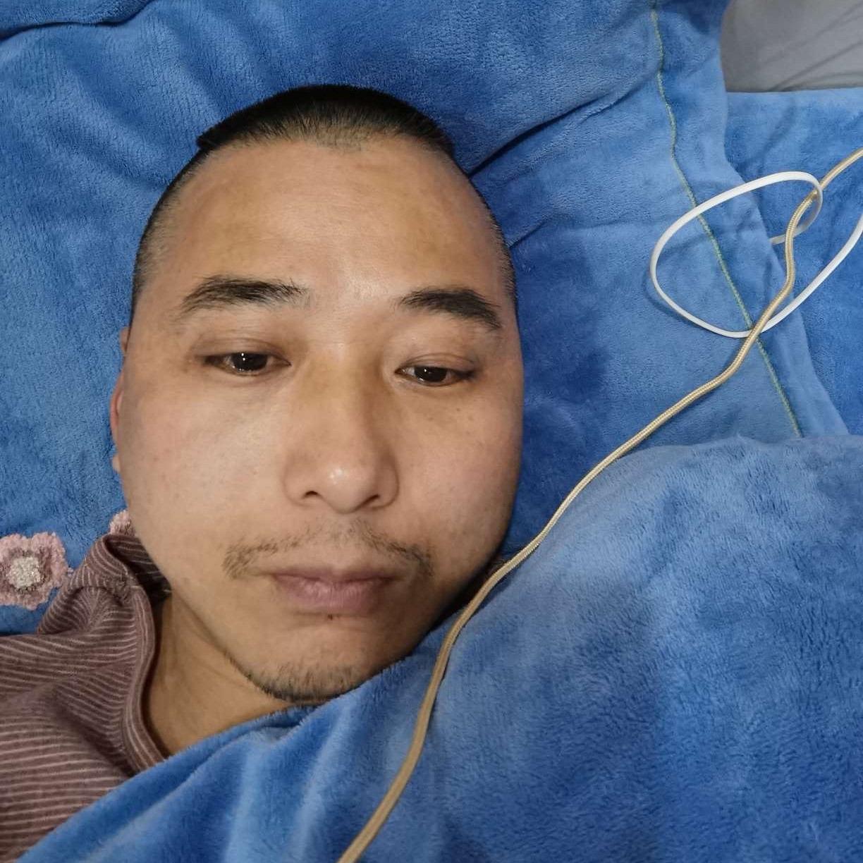 优美打书包的照片