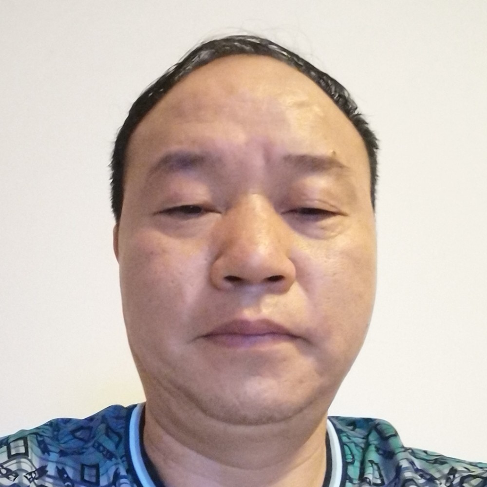 一个人爱恋硬币的照片