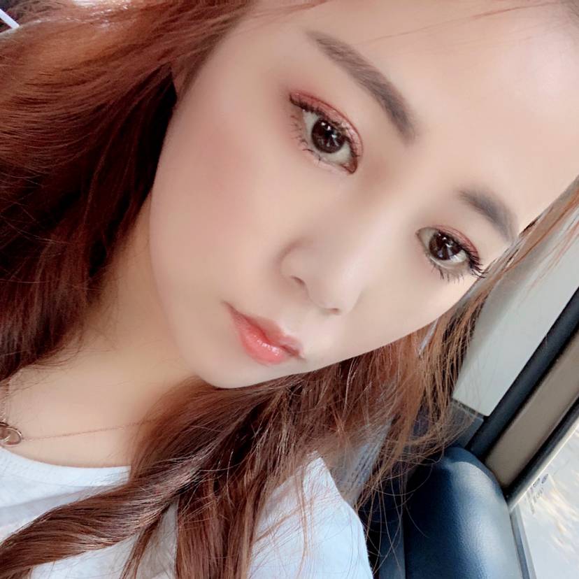 端庄挽手夏天的照片
