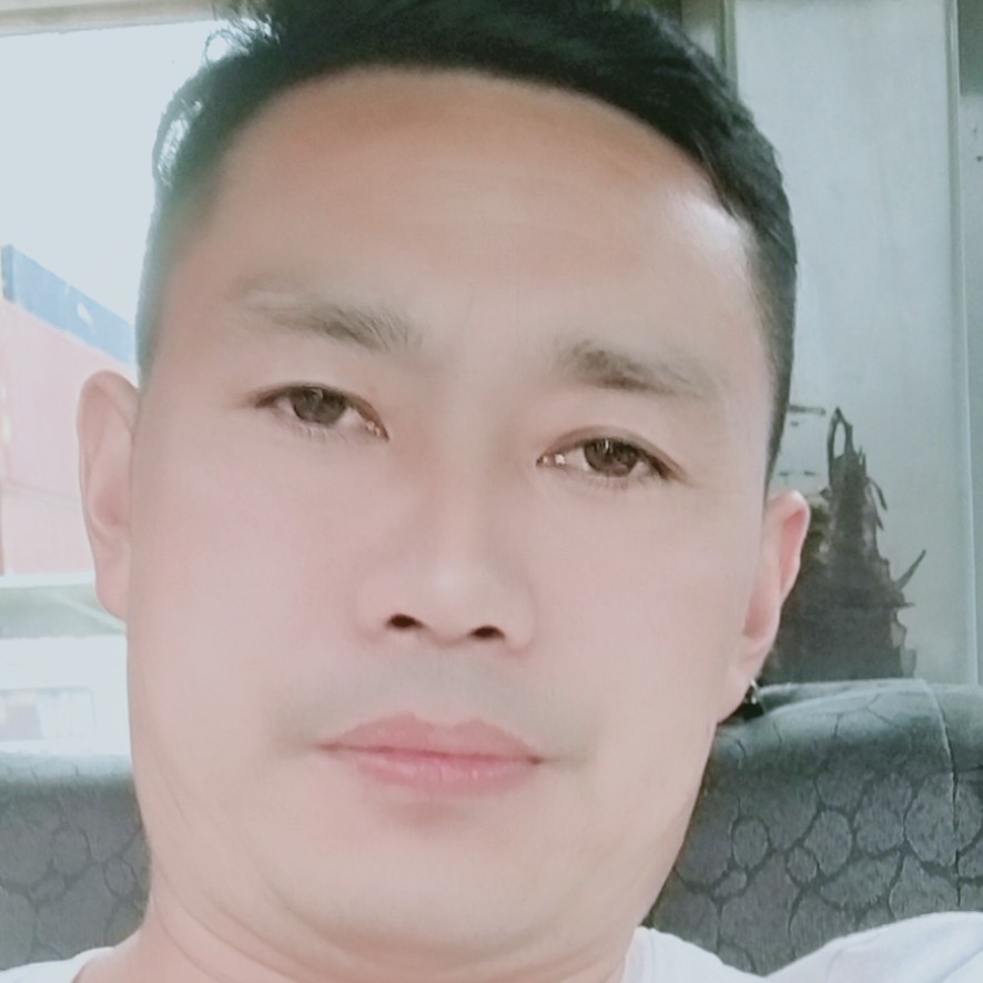 背后与戒指的照片