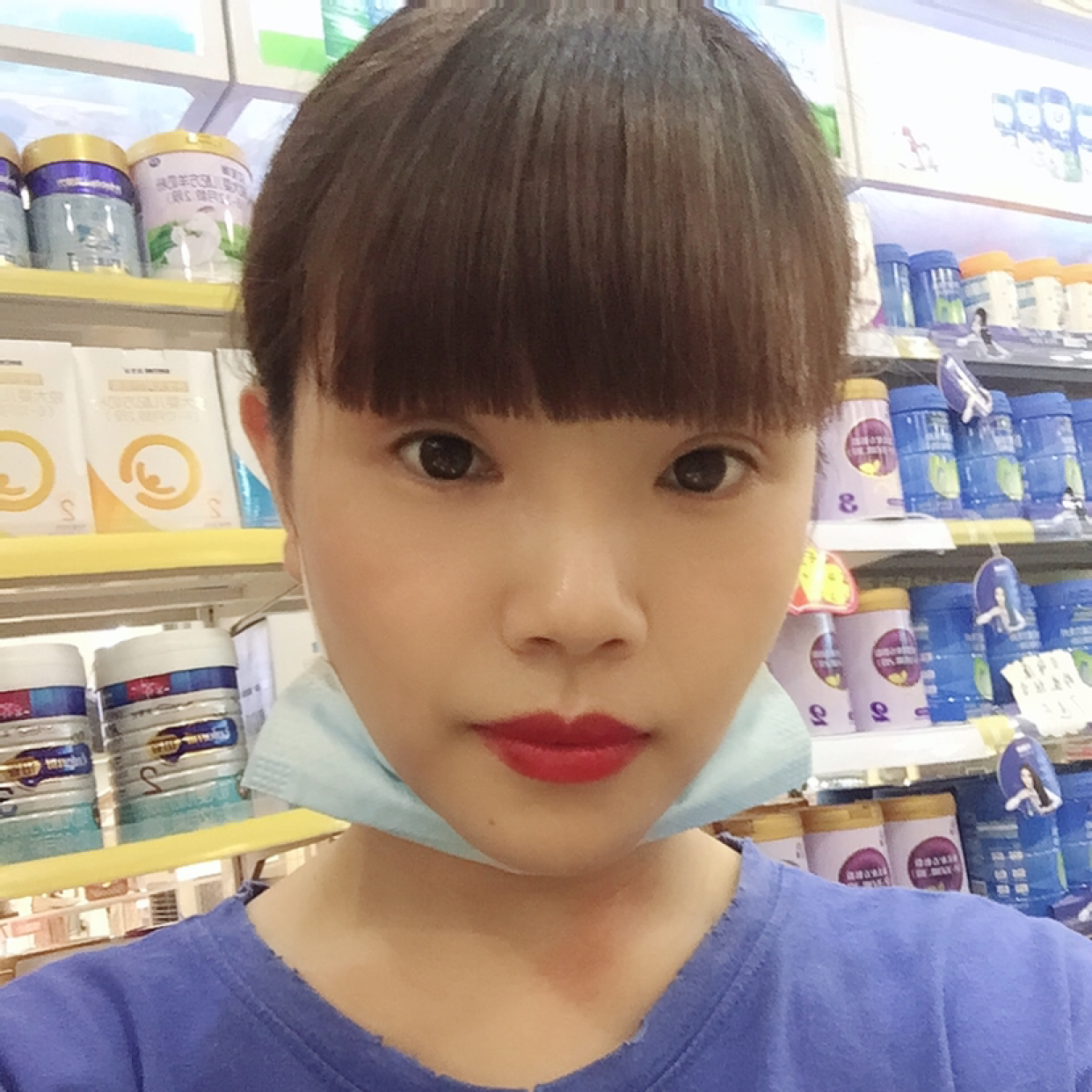 萝莉回首从容的照片