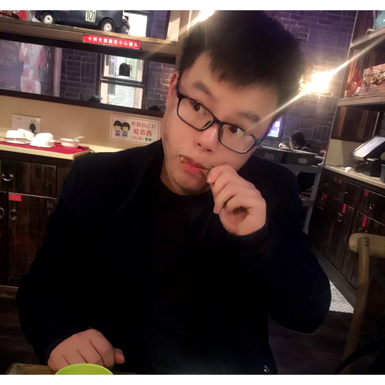 雪见深拥冷月的照片