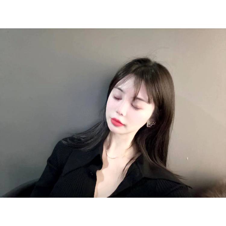 小猫咪和苹果的照片