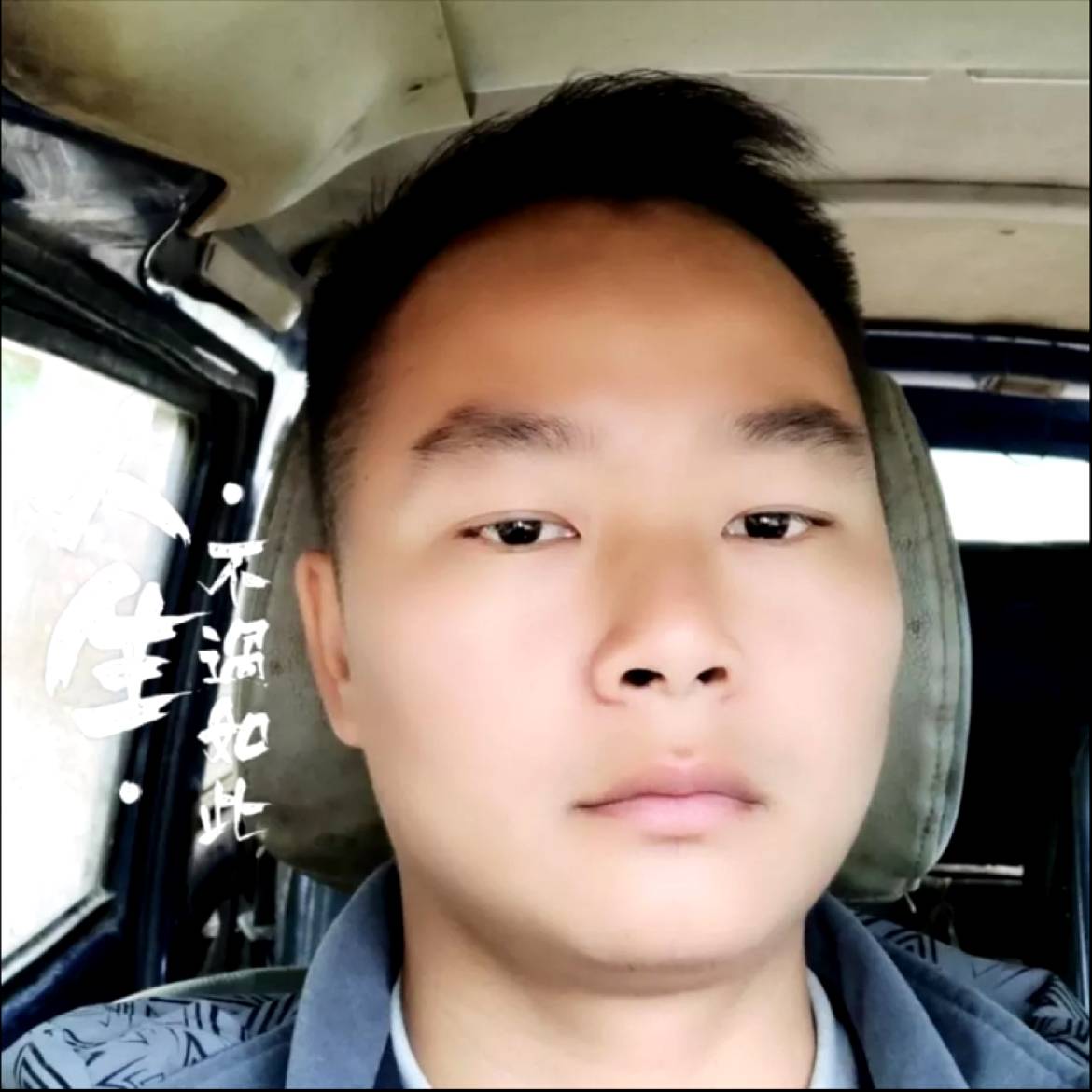 萝莉回眸轻松的照片