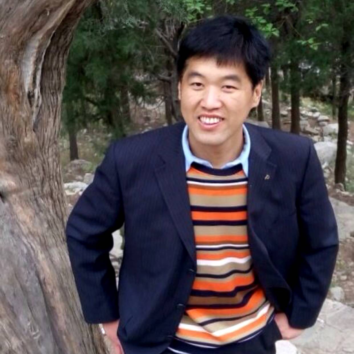 浮生拿钢笔的照片