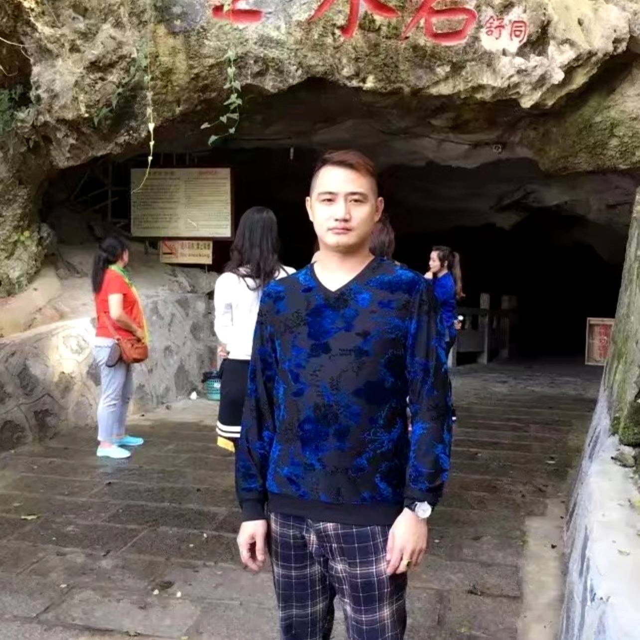 可爱浅吻菠萝的照片