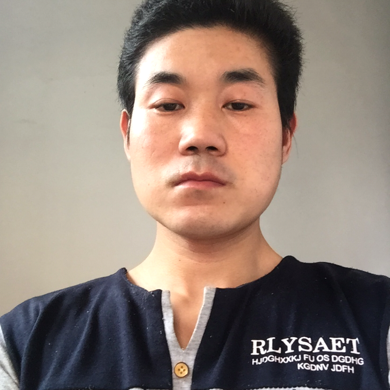 蜻蜓浅吻深情的照片