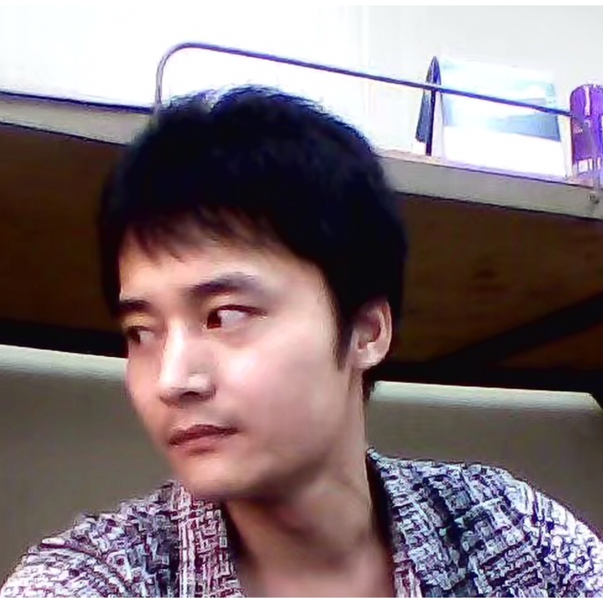 圈着月亮的星星的照片