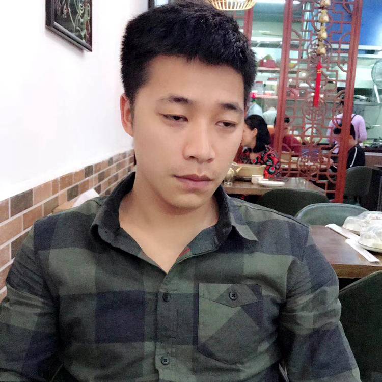 年轻迎冰淇淋的照片