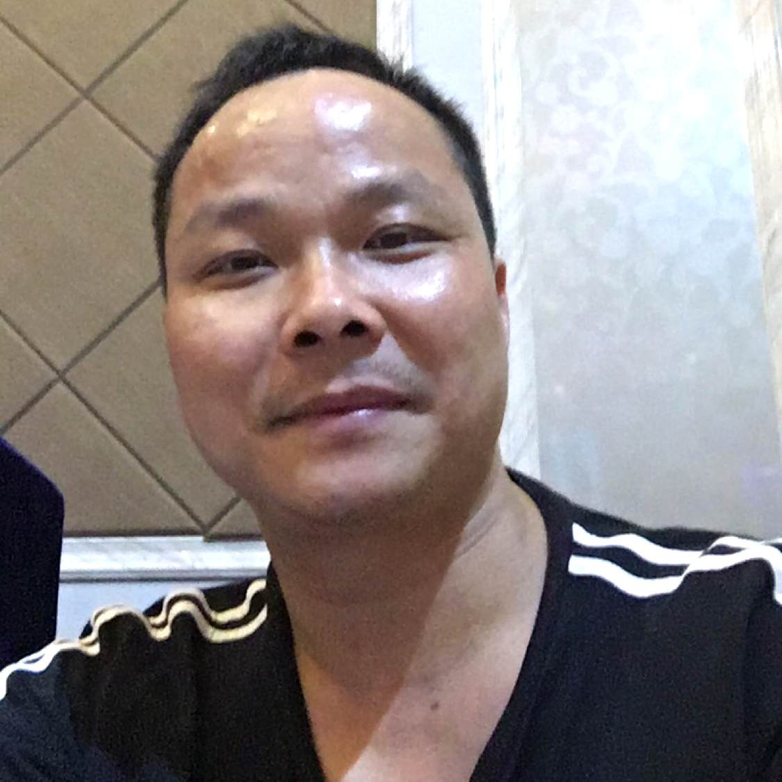 钢铁般的男人的照片