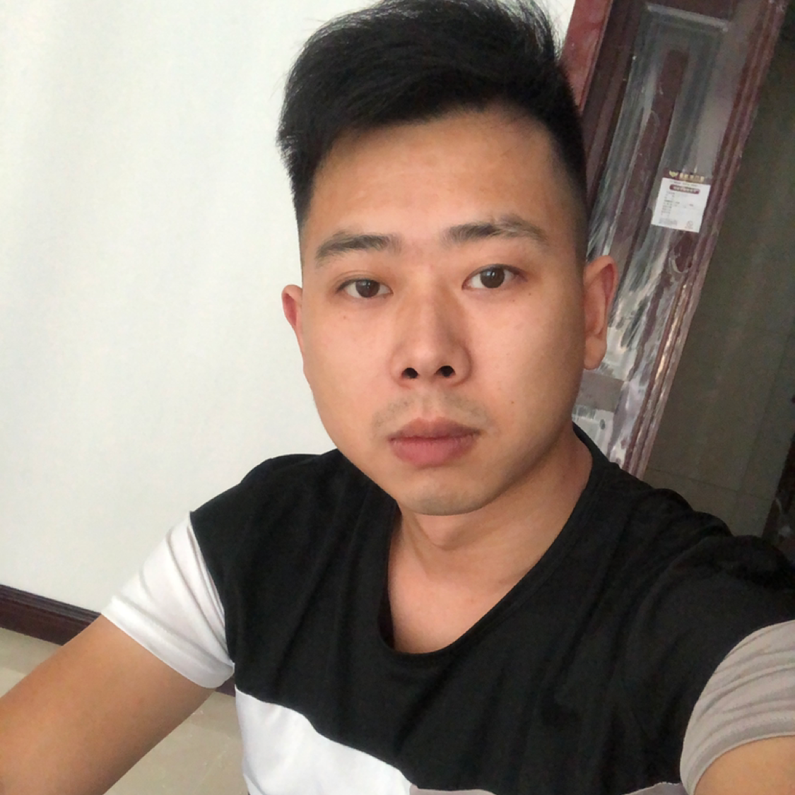 不善言辞,择一人的照片